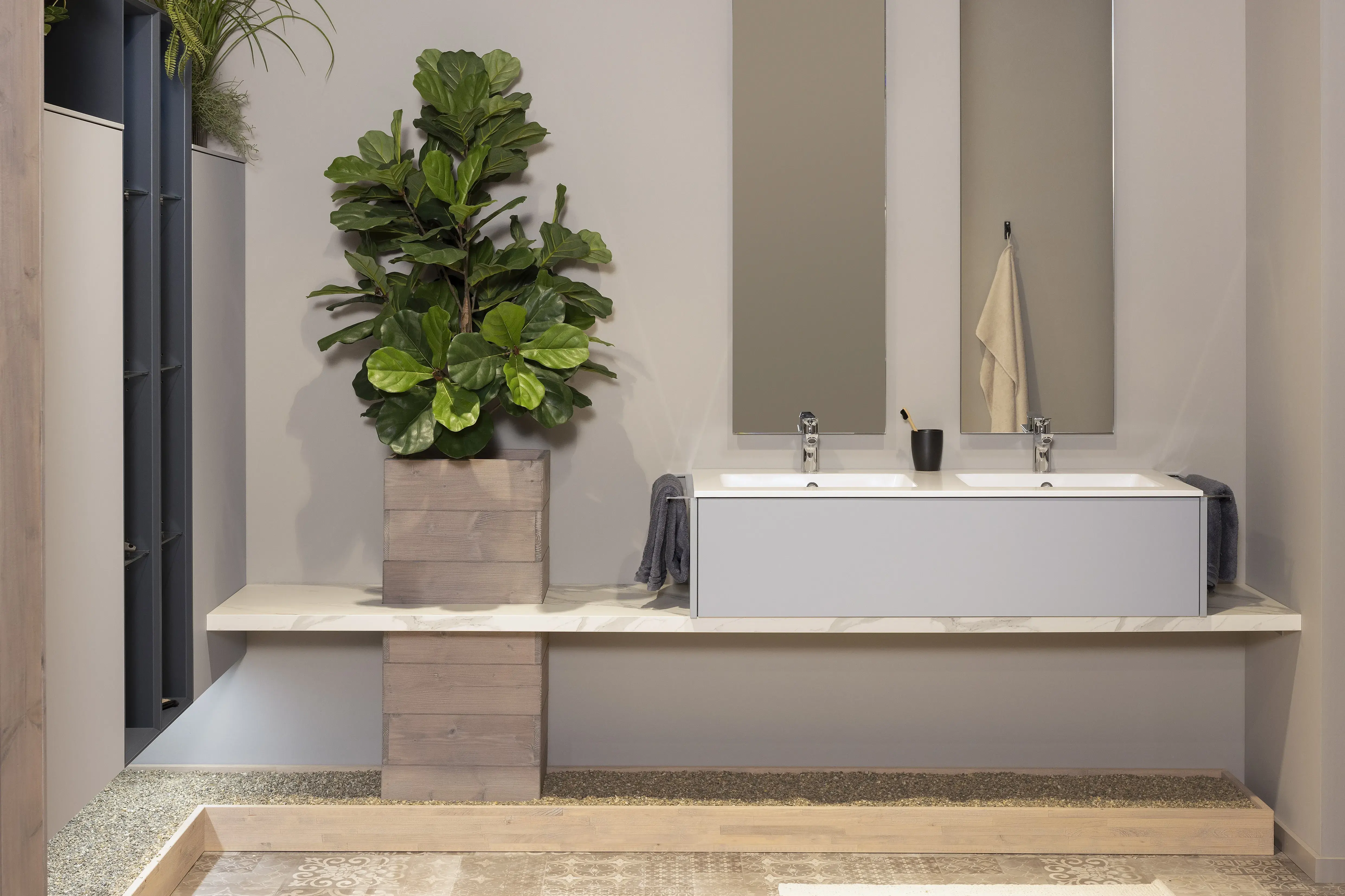 Korpus: 194 Schiefergrau Front:  485 Lack, Sky Premium matt Griff: Grifflos pto APL: 235 Marmor Venato Bianco  Features: wir können auch Bad