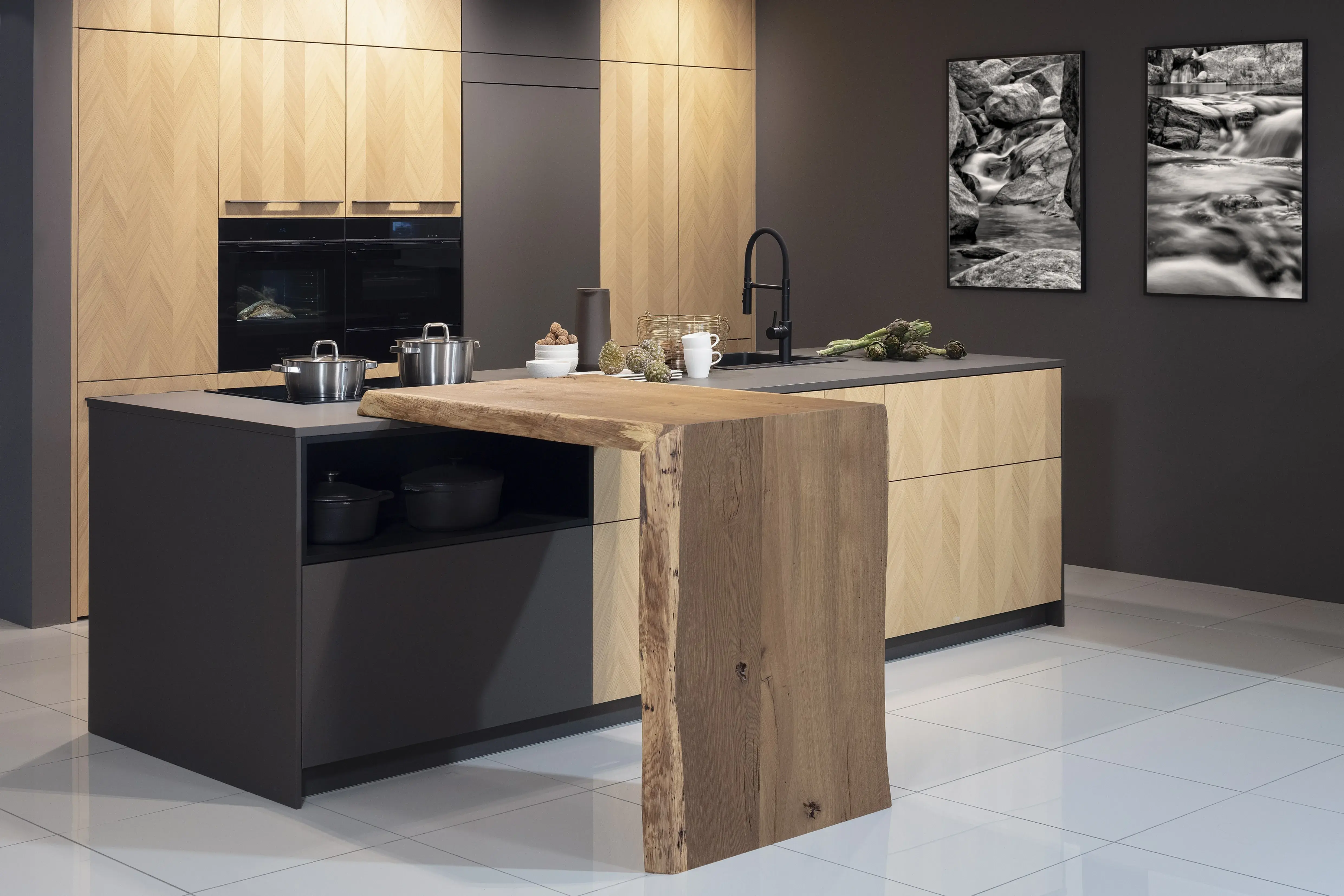 Front: Intarsia Gavi Eiche Furnier Resopal Brown Powder supermatt Korpus Schwarz APL: Resopal Brown Powder supermatt Geräte: Siemens Studio Line Spüle und Armatur: Blanco   Features: Front Echtholz Fischgrät-Optik, Kombination Echtholz und Resopal supermatt, Einbautür in Frontmaterial Resopal, Küchentheke Massivholz, APL = Korpusfarbe = Frontmaterial, Kombination Griffleiste und grifflos, Korpus in Frontmaterial, Wärmeschublade, Spüle und Armatur Schwarz, Besteckeinsatz. 