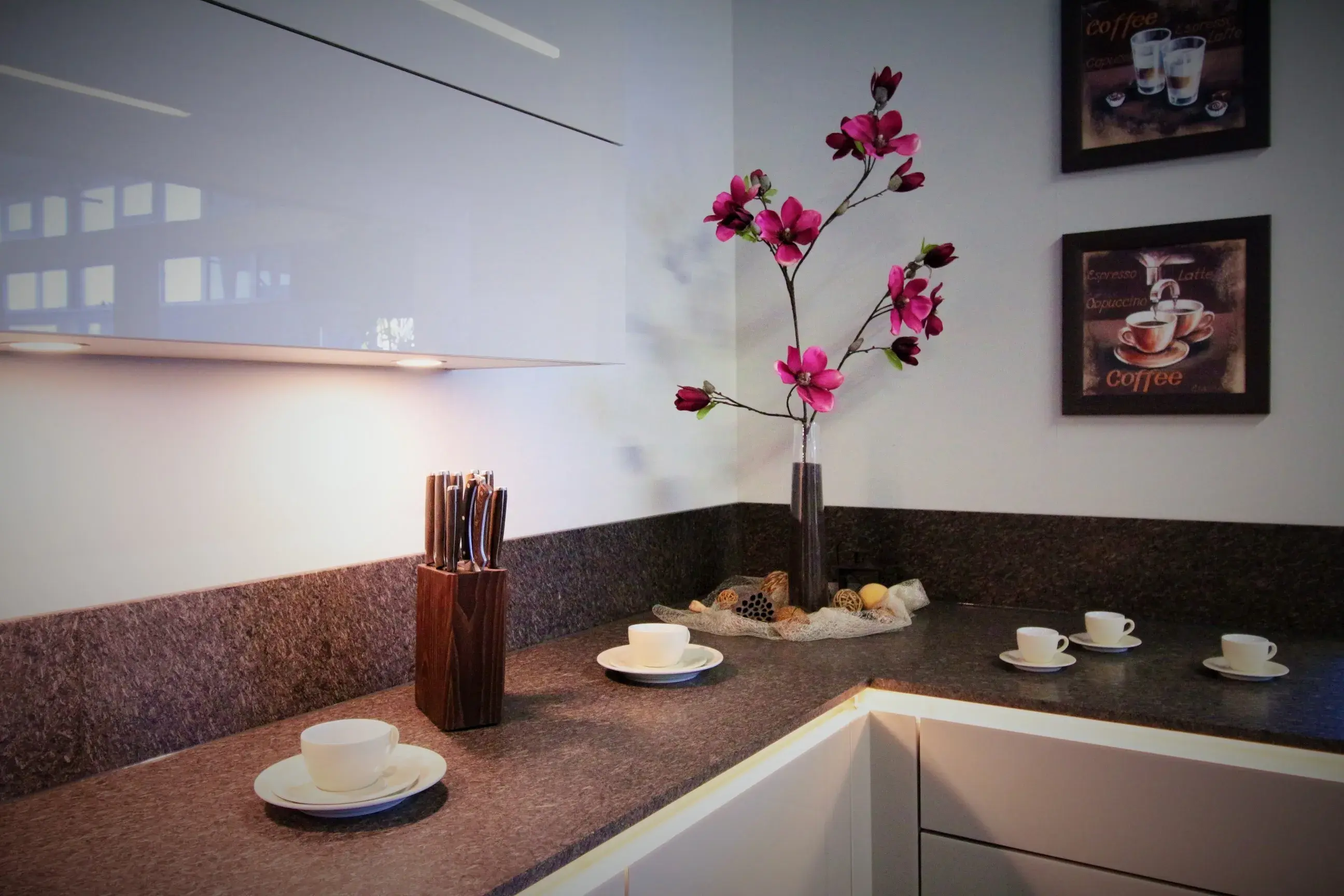 Küche mit Arbeitsplatte in Marmor-Optik