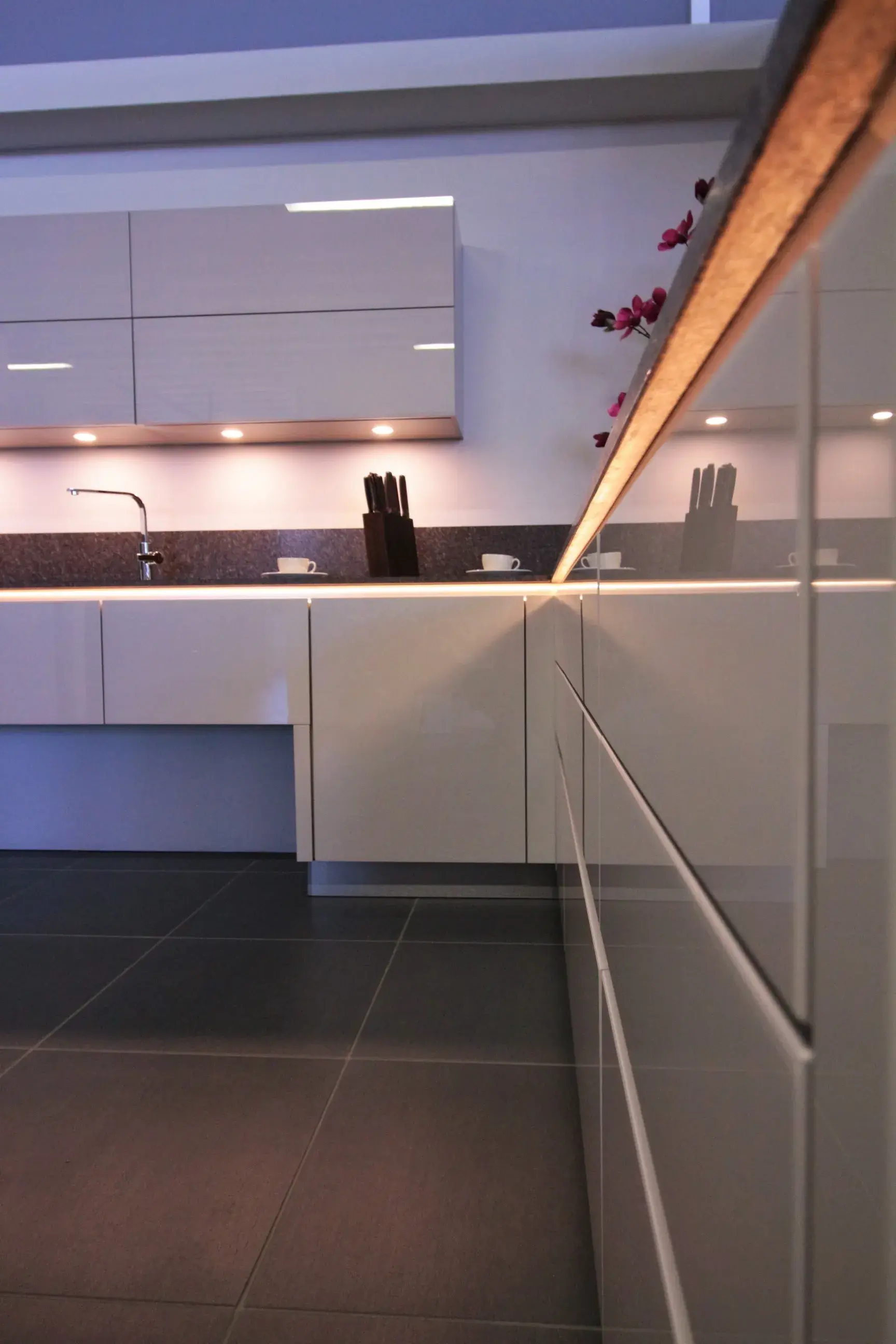 Helle Küche mit glänzenden Fronten