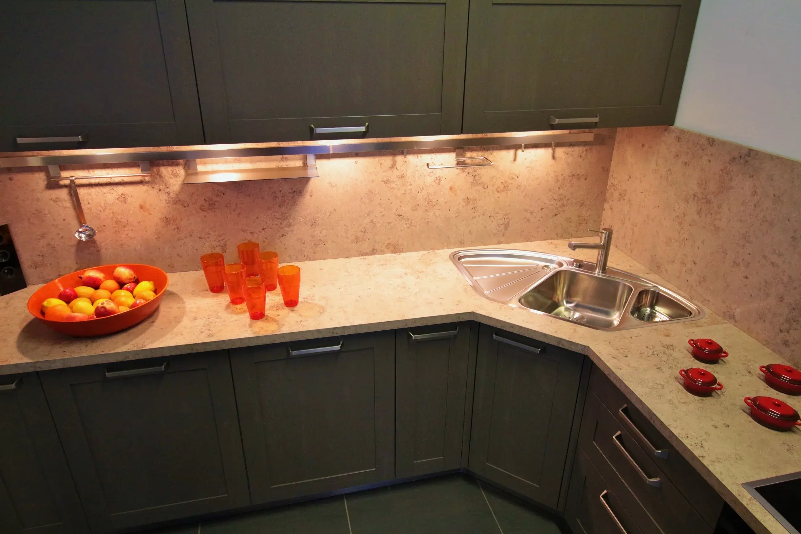 Olivfarbene Küche mit einer Über-Eck-Spüle