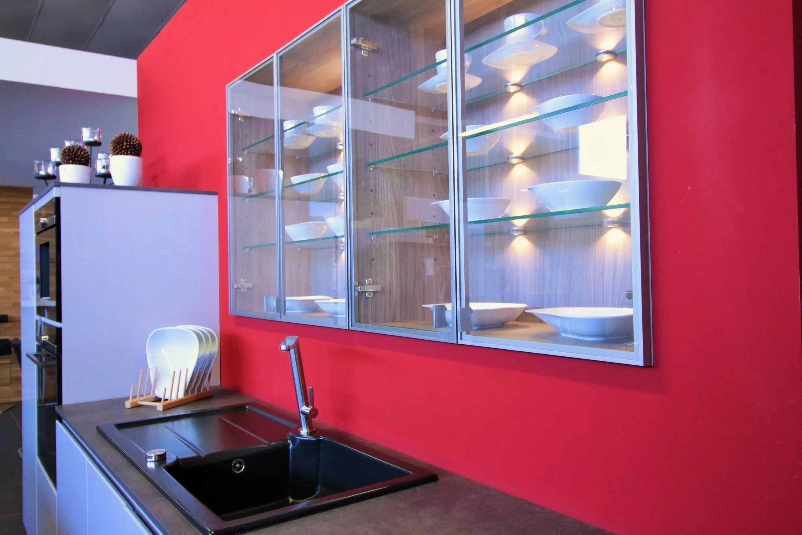 Küche mit roter Küchenrückwand - mit integriertem Schrank und Glastüren