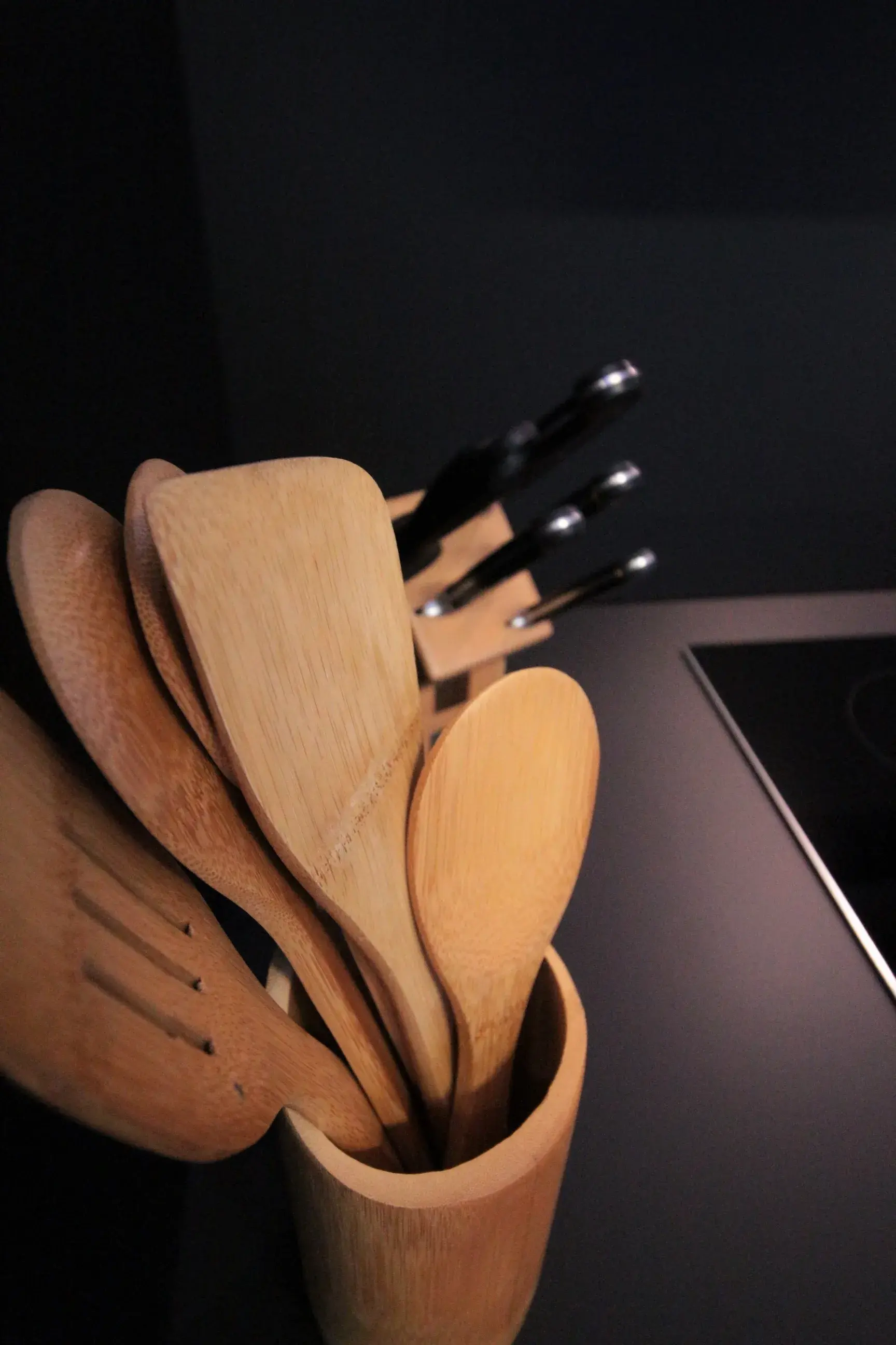 Küchenutensilien auf der Arbeitsfläche der Küche - Teilansicht