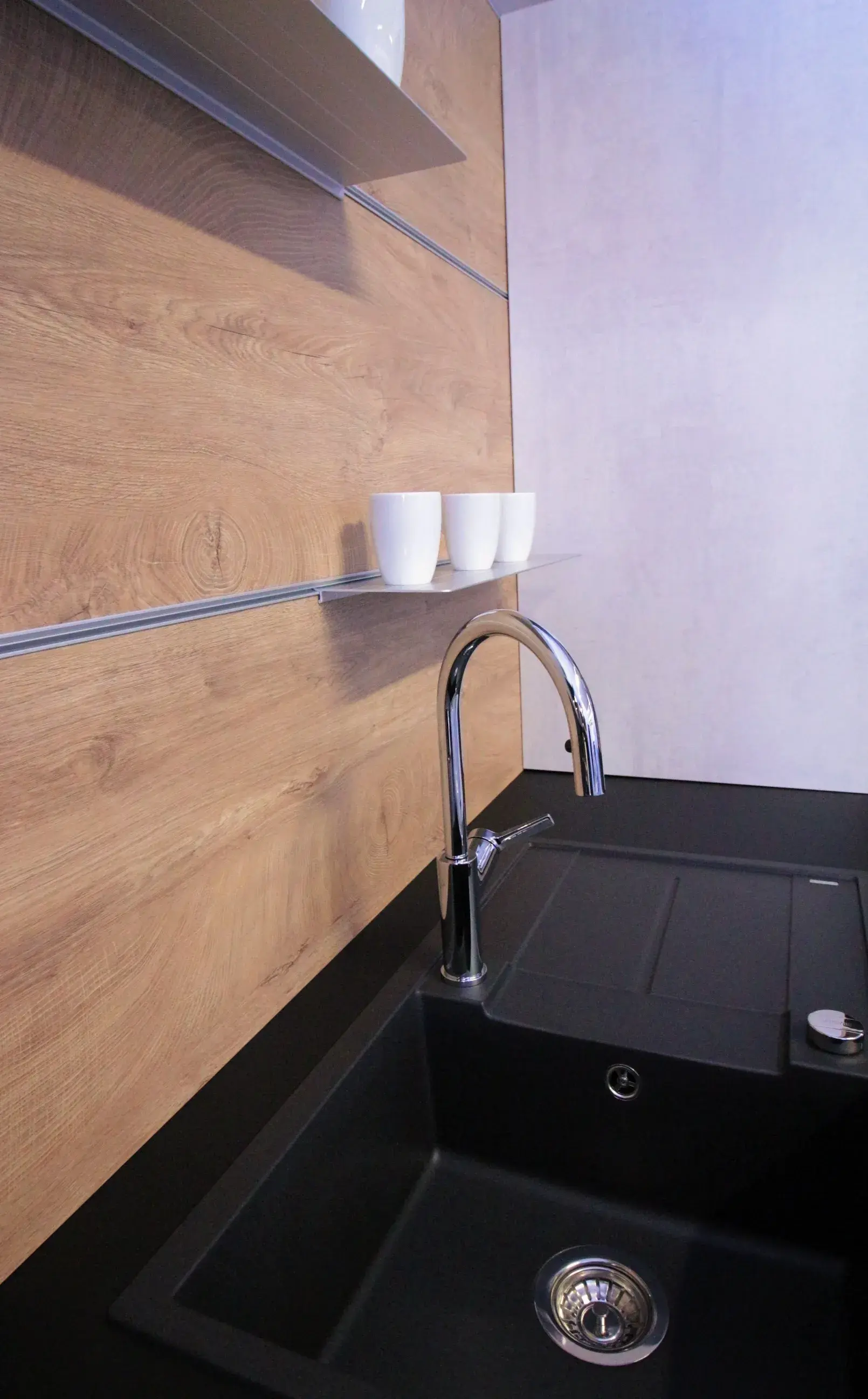 Küchenspüle mit Aramatur - in die Arbeitsfläche eingebaut