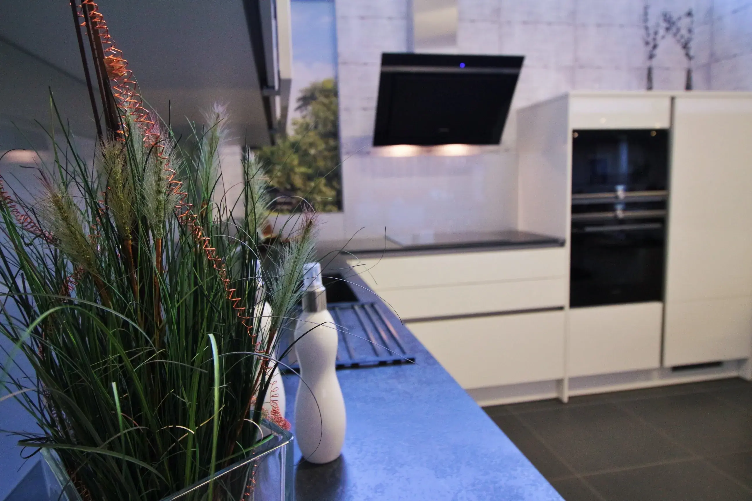 Weiße Küche mit großzügiger Esse