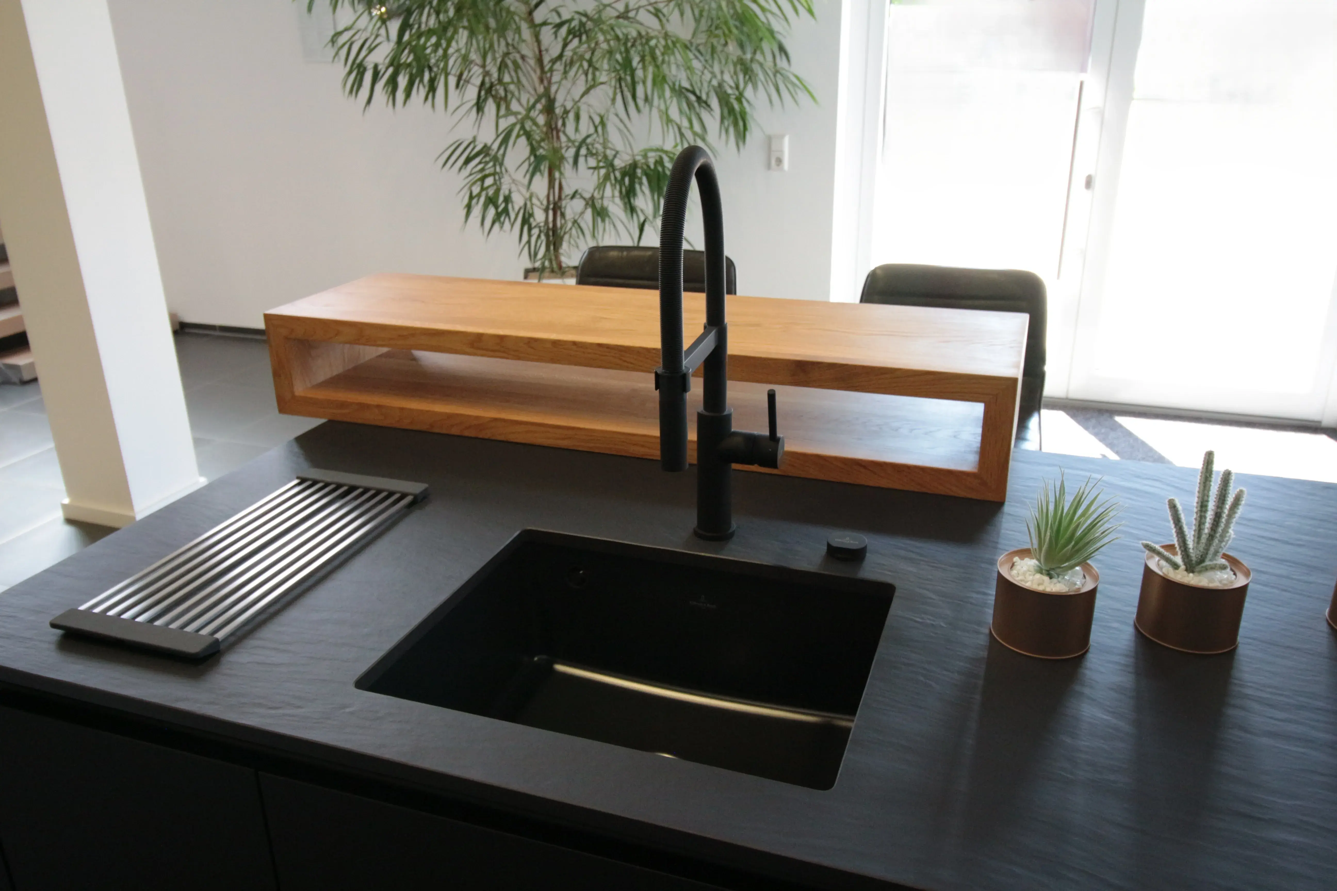 Dunkle Spüle mit dunkler Armatur