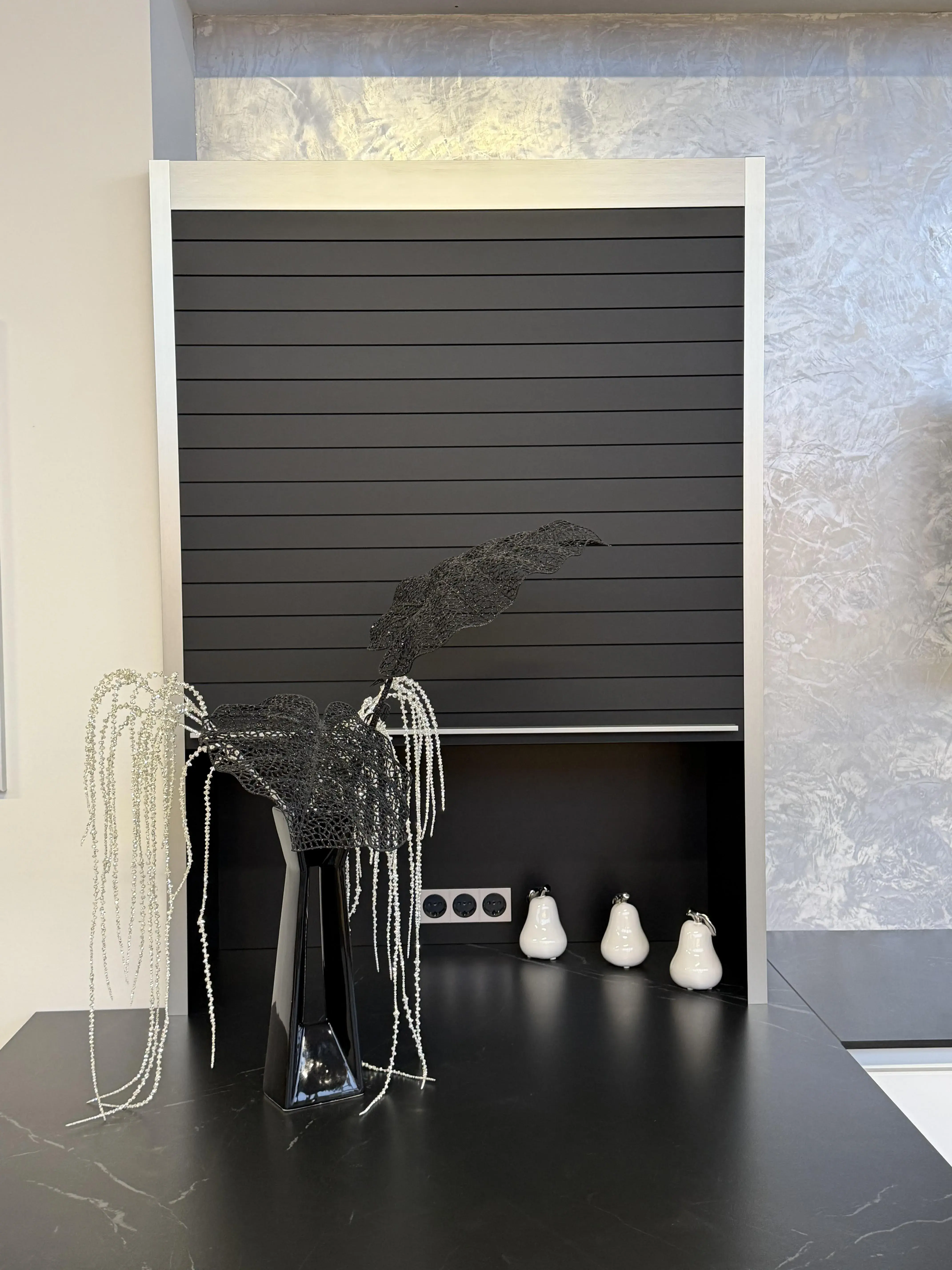 Integrierter Schrank mit Steckdosenleiste - mit Lamellen