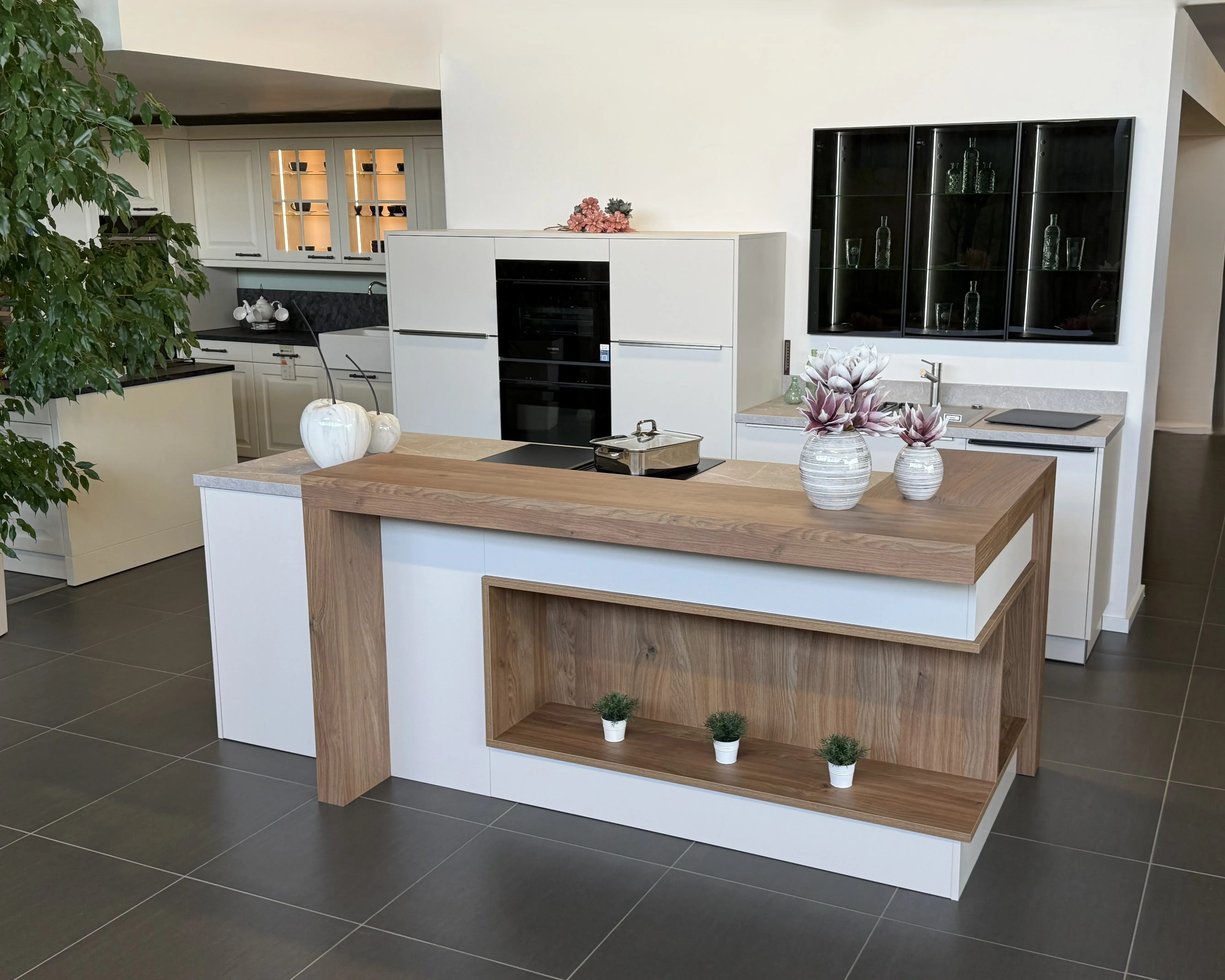 Weiße Küche - kombiniert mit Holzteilen und -arbeitsplatte