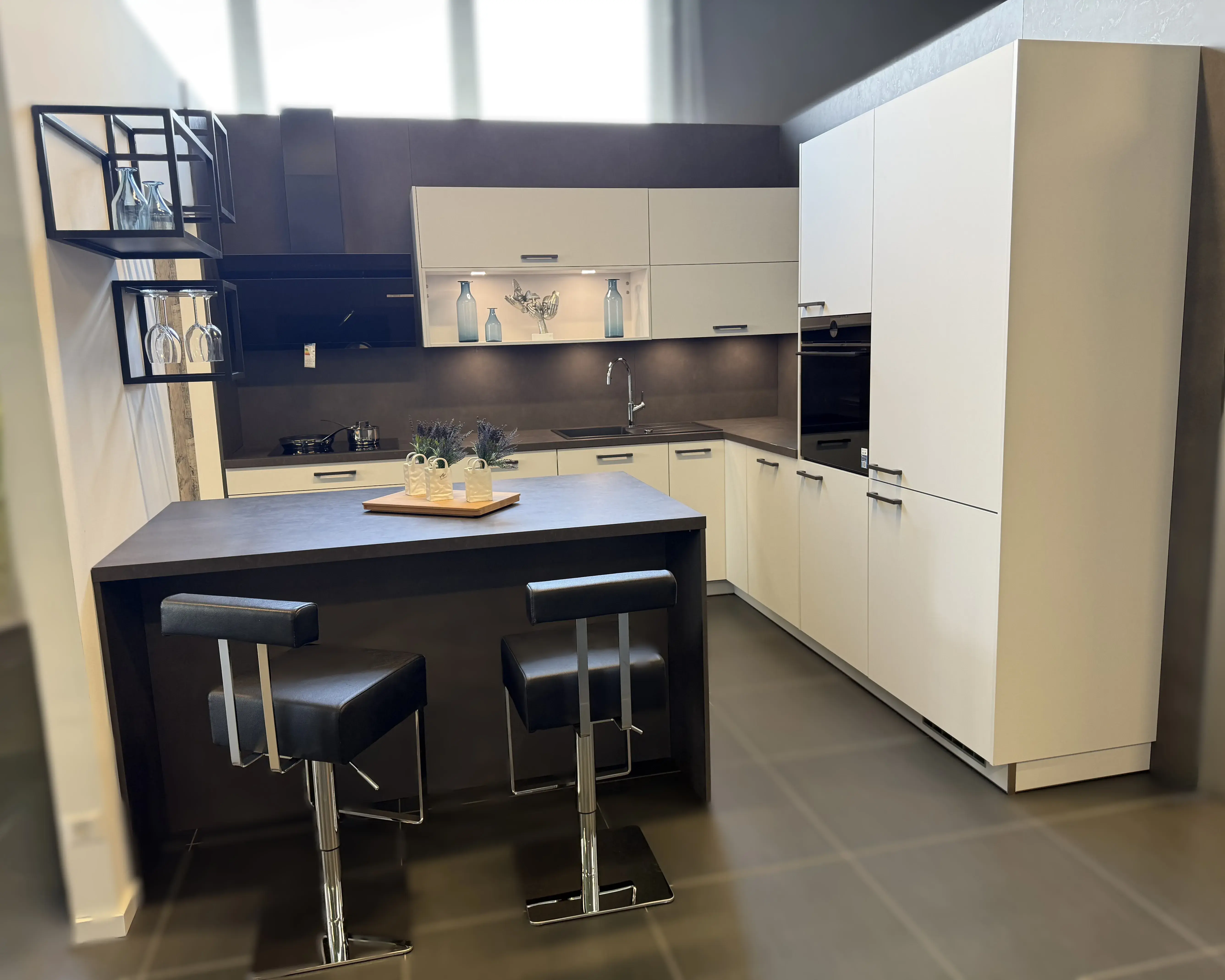 Helle Küche mit dunkler Sitzgelegenheit