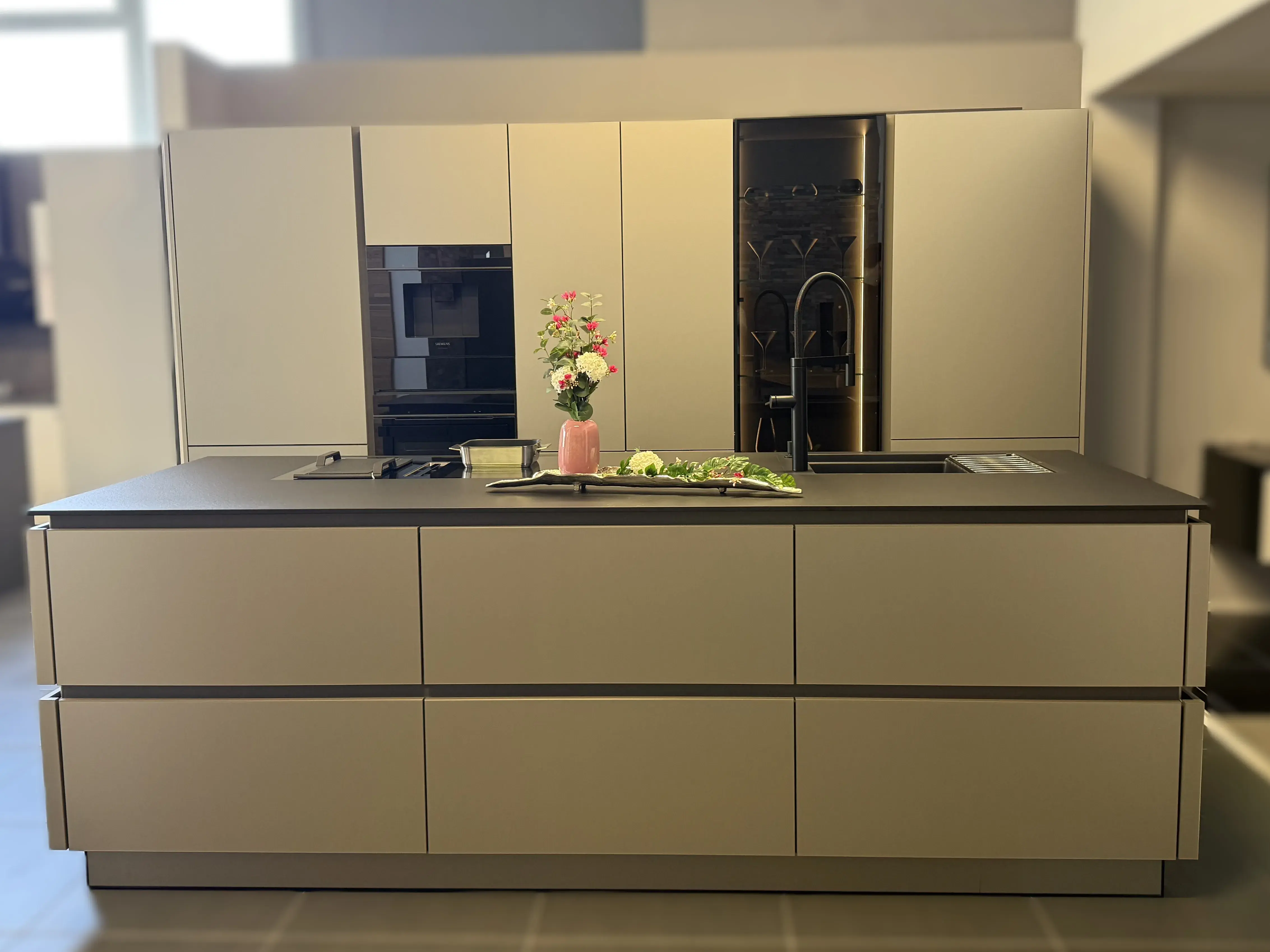 Küche in Hell mit Kücheninsel