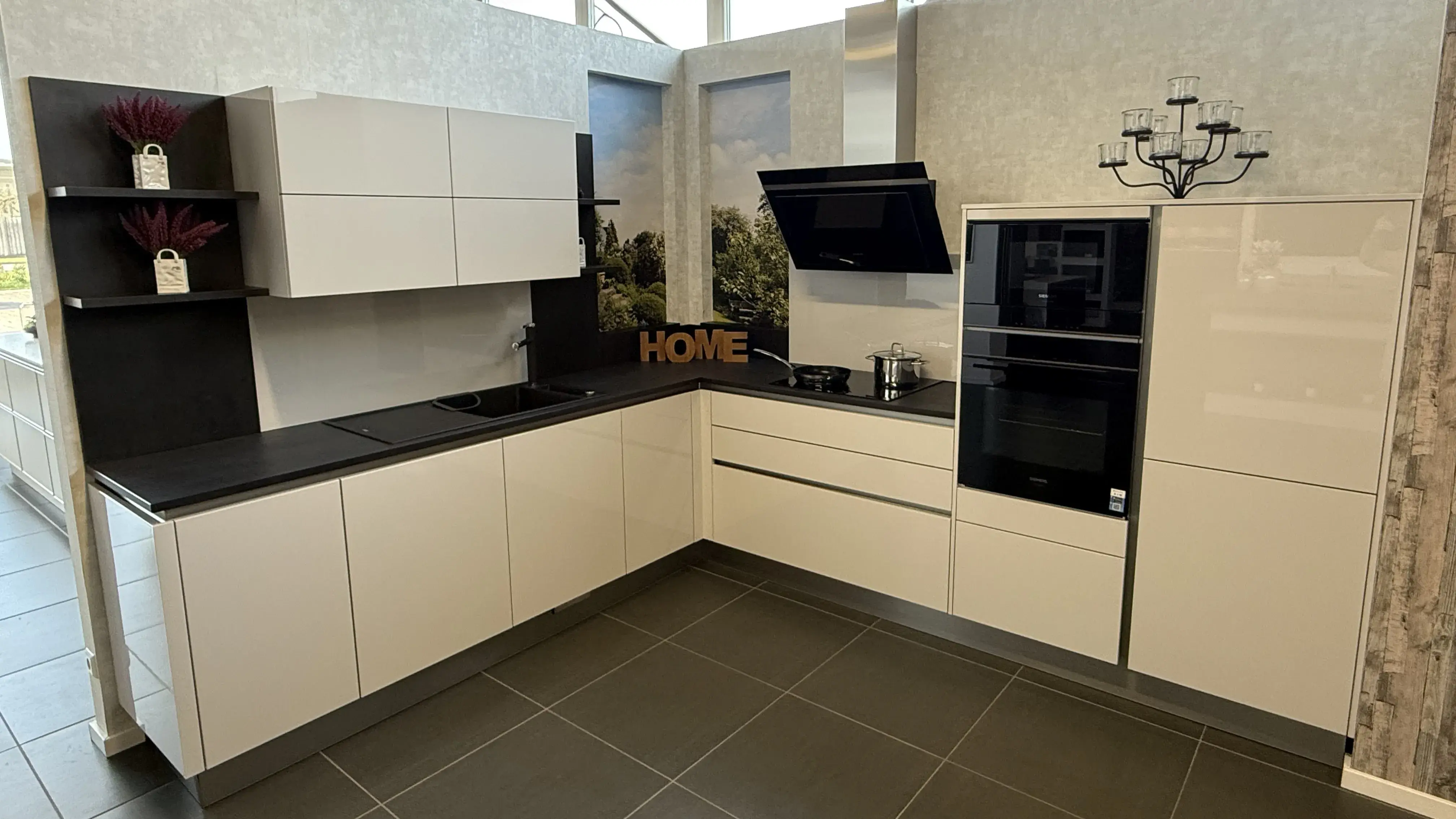 Weiße Küche mit dunkler Arbeitsplatte