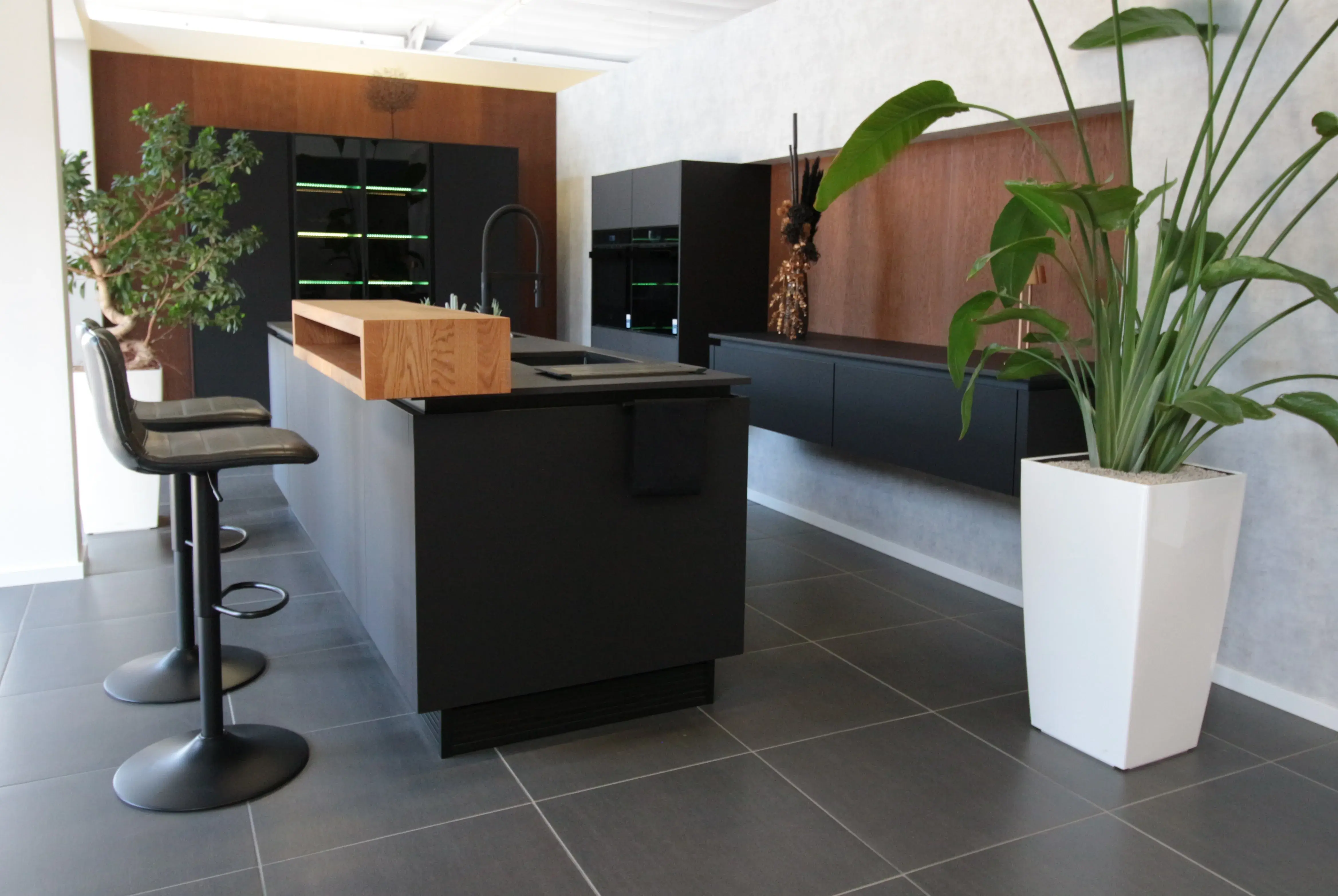 Dunkle Küche mit Kücheninsel